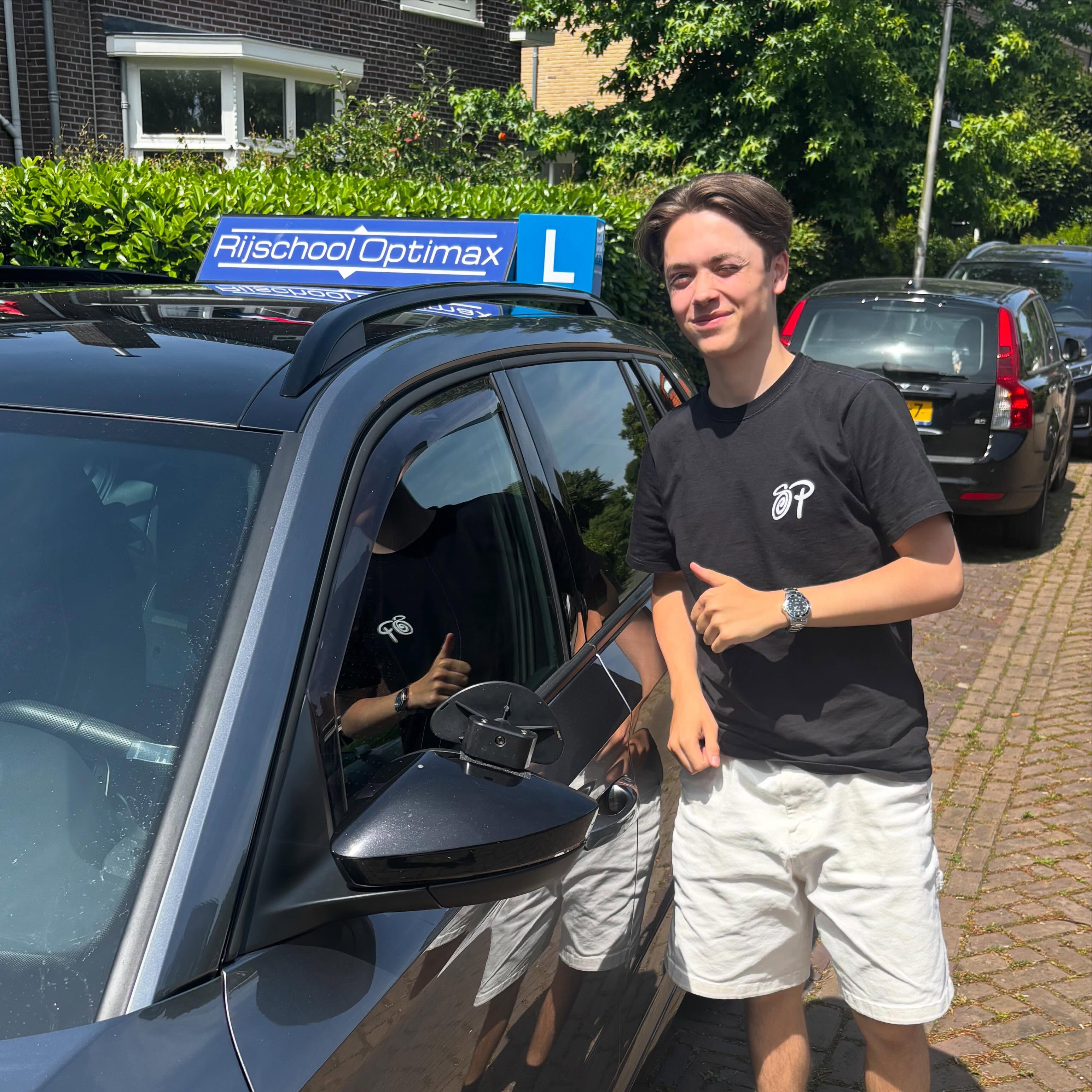 En we hebben vandaag nóg een gelukkige 🎉 
Oliver heeft vandaag ook examen gedaan en ook zijn rijbewijs in de pocket! Ge