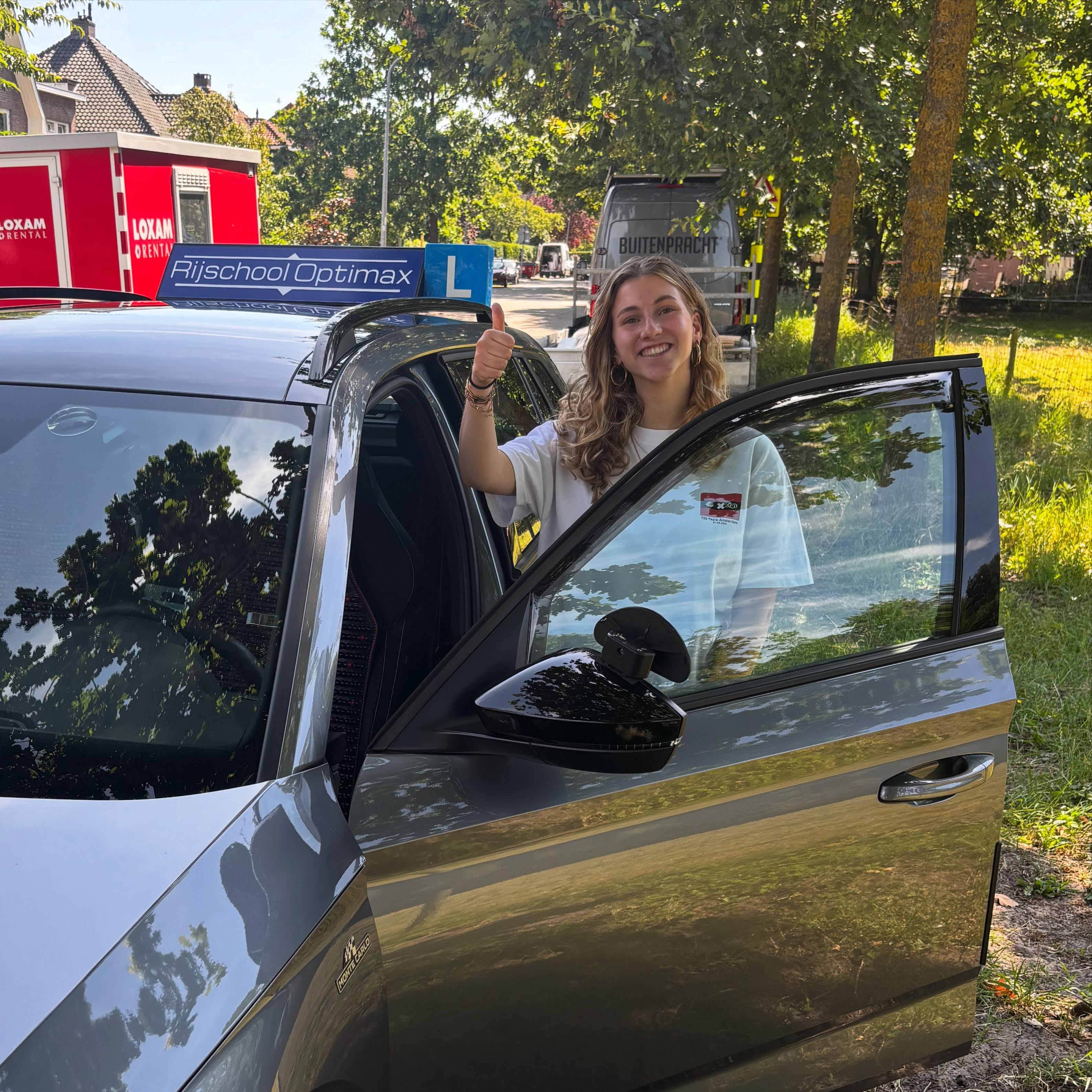 Kijk eens wat een stralende lach! Dat kan maar 1 ding betekenen 😁 Ja hoor, er is er weer 1 geslaagd 🥳🎉🎉 Van harte ge