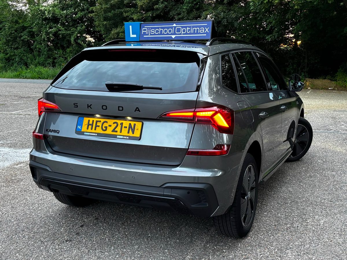 Lesauto van Rijschool Optimax in Hoofddorp